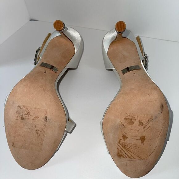 BADGLEY MISCHKA ivory satin heels rhinestones size 7 - Picture 4 of 15